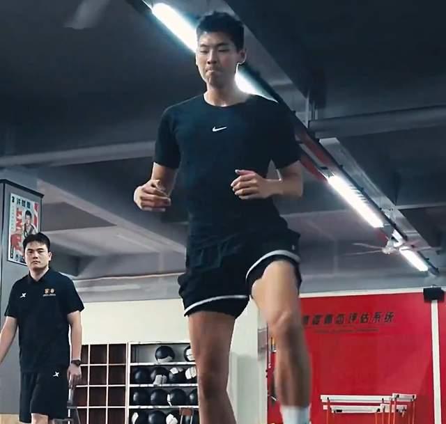 pg电子最新版-崔永熙回东莞继续康复！身材精壮，力量+有球兼备，能恢复100%！